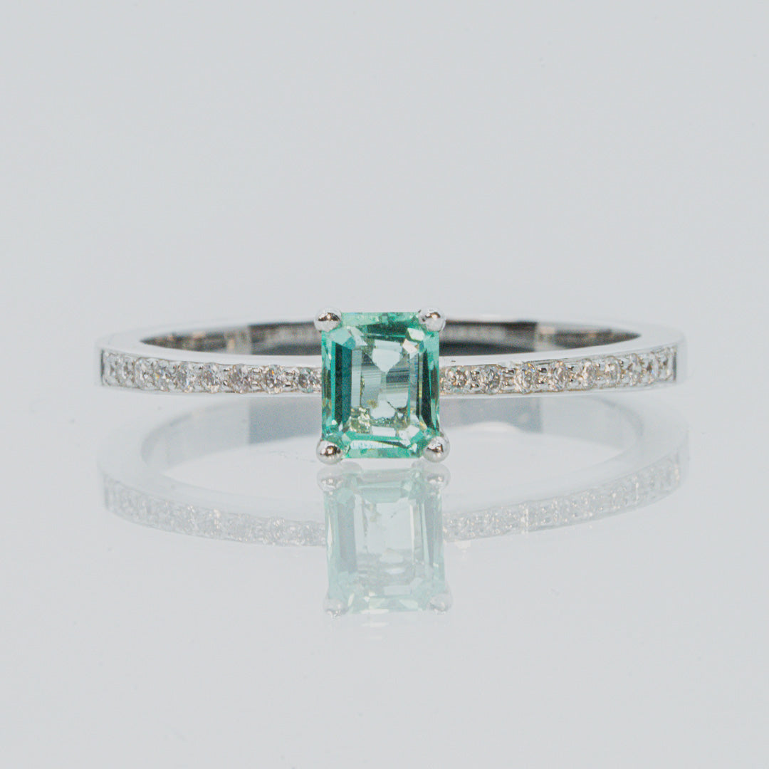 18 carat white gold emerald and diamond ring
