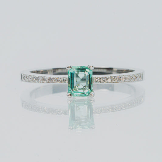 18 carat white gold emerald and diamond ring
