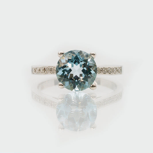 18 carat white gold blue topaz and diamond ring 12 white diamonds on shoulders